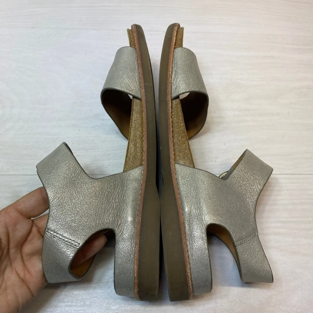 Sofft Womens 10M Sandal Flat Metallic Silver Leather Buckle SF0015897 Comfort